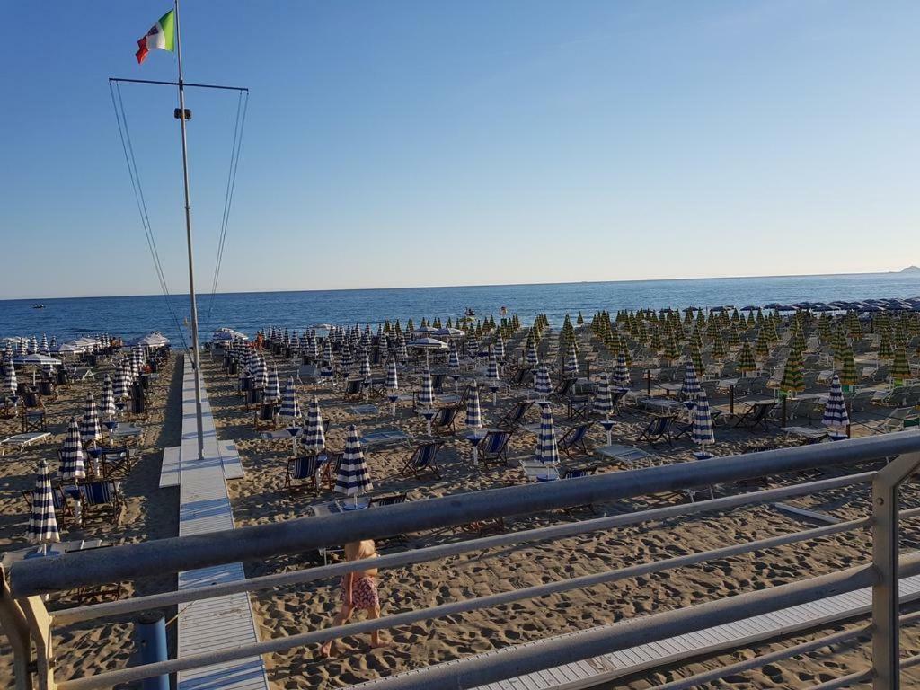 Apartamento Vivi La Versilia E Le 5 Terre Marina Di Carrara Exterior foto